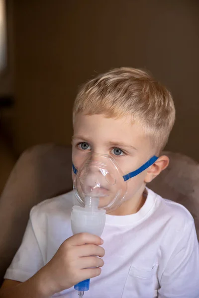 Menino Triste Faz Inalações Com Nebulizador Casa Ele Está Doente — Fotografia de Stock