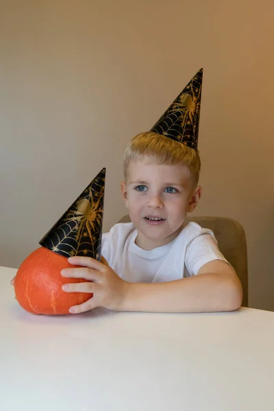 Feliz Niño Sonriente Una Gorra Papel Halloween Sosteniendo Una Calabaza — Foto de Stock