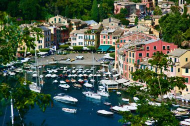 Portofino ve teknelerinin harika hava manzarası.