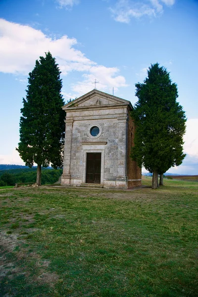 Berühmte toskanische Kirche mit zwei Zypressen — Stockfoto
