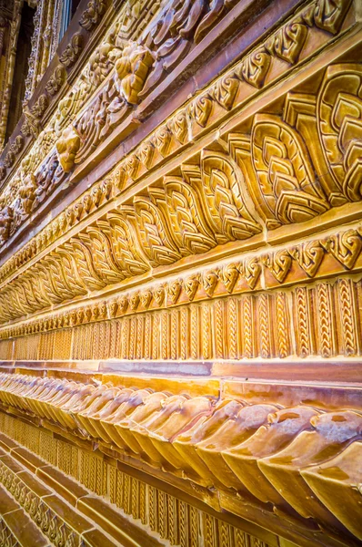 Glasierte Fliesen traditionelle thailändische Kunst der Kirche im Tempel — Stockfoto