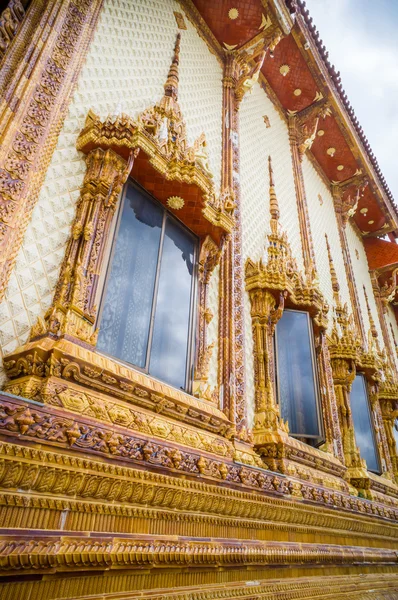 Fönstren i kyrkan i templet, Thailand — Stockfoto