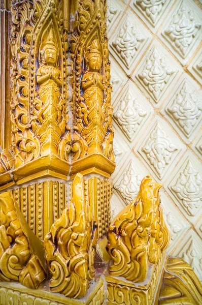 Glaserade plattor traditionell thailändsk konst av kyrkan i templet — Stockfoto