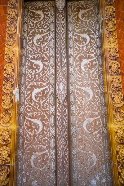 Portes de l'église dans le temple, Thaïlande — Photo