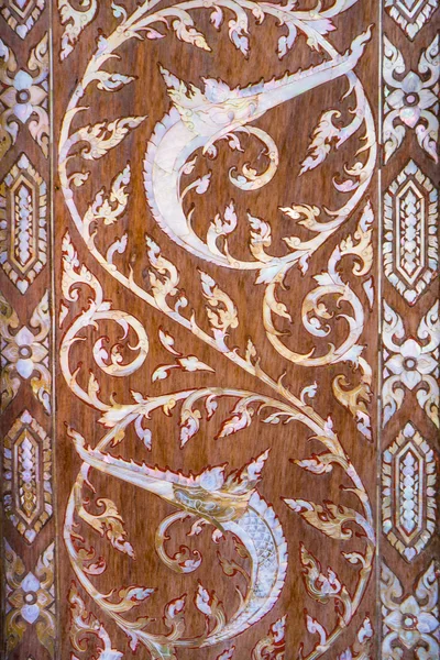 Традиционное тайское искусство на двери церкви — стоковое фото