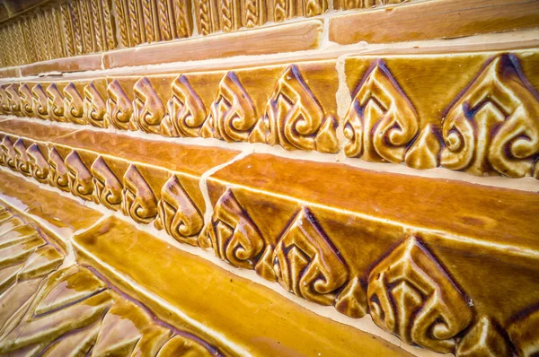 Azulejos esmaltados arte tradicional tailandés de la iglesia en el templo — Foto de Stock