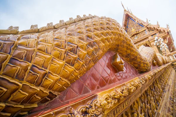 Geglazuurde tegel traditionele Thaise kunst van kerk in tempel — Stockfoto
