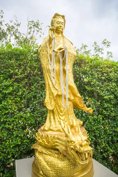 Imagem de dragão dourado no templo, Tailândia — Fotografia de Stock