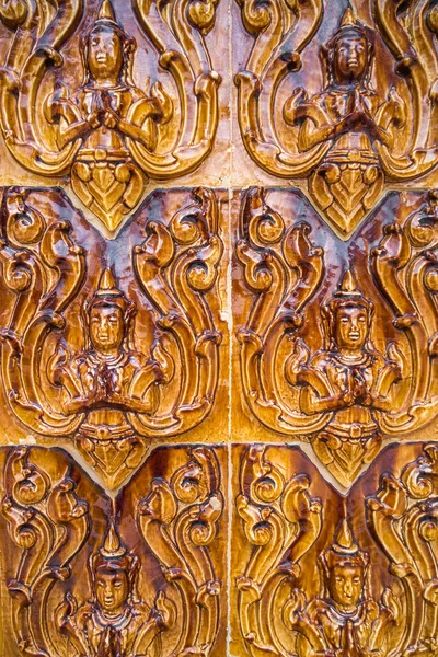 Azulejos esmaltados arte tradicional tailandés de la iglesia en el templo — Foto de Stock