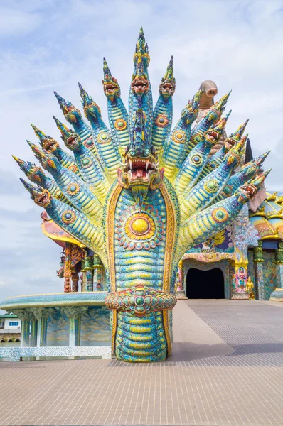 Sculpture Naga a été décoré avec des carreaux vitrés en face de la sa — Photo