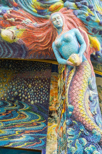 Meerjungfrau-Skulptur wurde mit glasierten Fliesen verziert — Stockfoto
