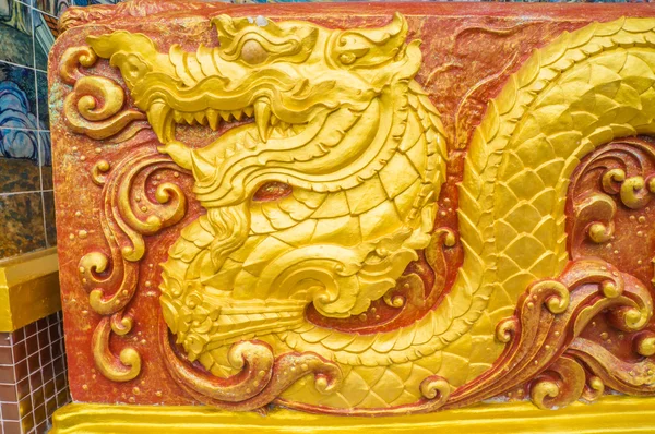 Golden dragon skulptur på väggen i helgedomen — Stockfoto