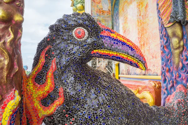 Crow sochařství byl vyzdoben glazované dlaždice před sa — Stock fotografie