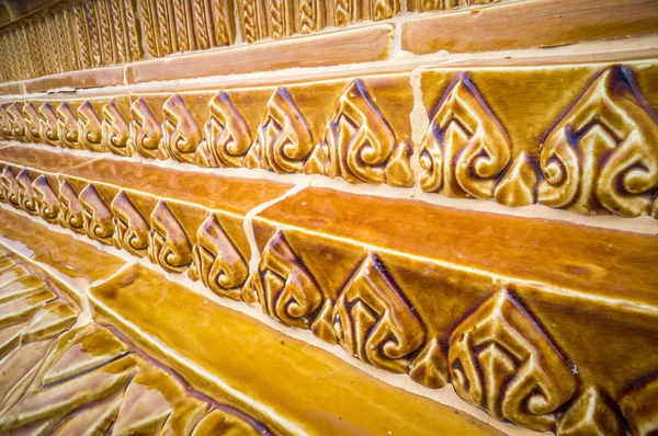 Glaserade plattor traditionell thailändsk konst av kyrkan i templet — Stockfoto