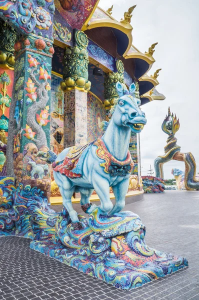 Escultura de caballo fue decorado con baldosas vidriadas —  Fotos de Stock