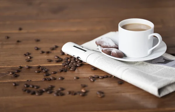 Kaffee und Zeitung auf Holztisch — Stockfoto