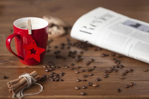 Kaffee und Zeitung auf Holztisch — Stockfoto