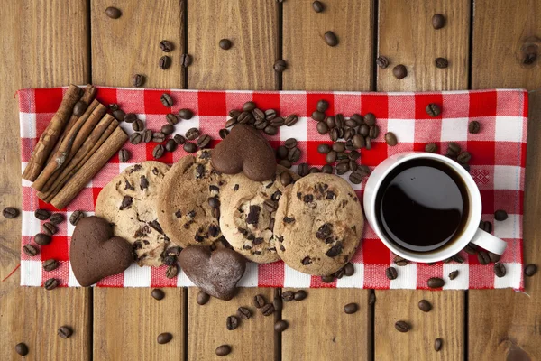Caffè e biscotti sul tavolo di legno — Foto Stock