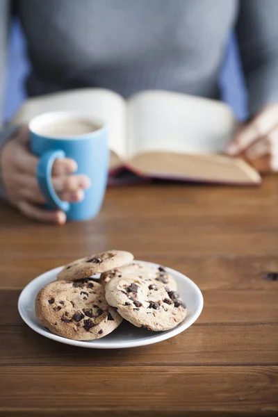 Mujer con bebida caliente y galletas de chocolate —  Fotos de Stock