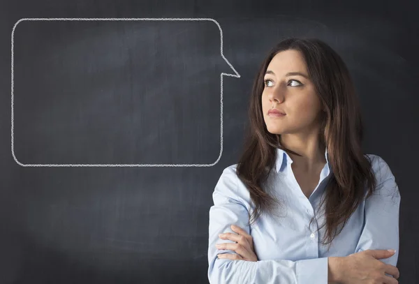 Jonge vrouw denken met schoolbord — Stockfoto