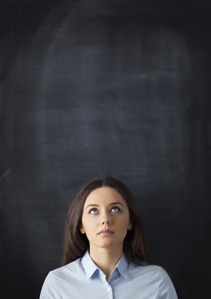 Jonge vrouw met schoolbord opzoeken — Stockfoto