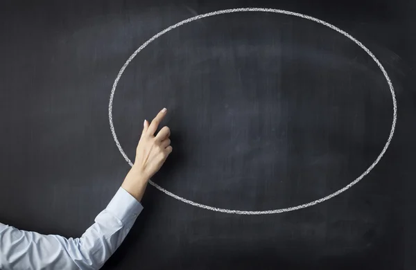 Vinger is wijzen op een schoolbord — Stockfoto