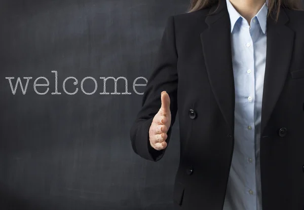 Zakenvrouw met een handdruk op blackboard — Stockfoto