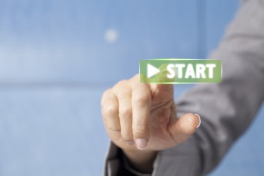 İş kadını görsel dokunmatik ekranın önünde. 