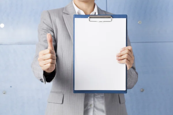 Businesswoman holding a clipboard — Stock Photo, Image