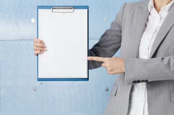 Businesswoman holding a clipboard — Stock Photo, Image