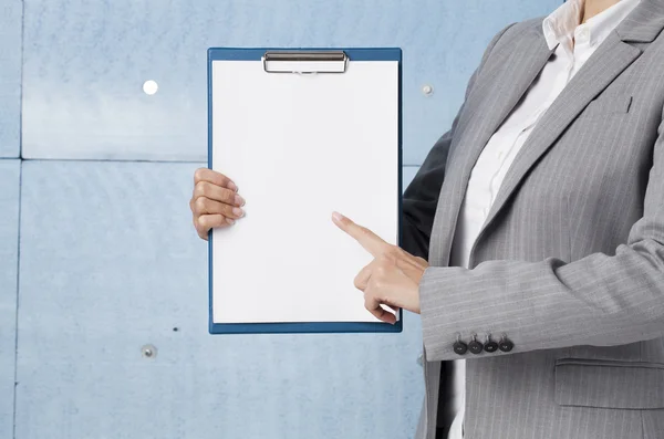 Businesswoman holding a clipboard — Stock Photo, Image