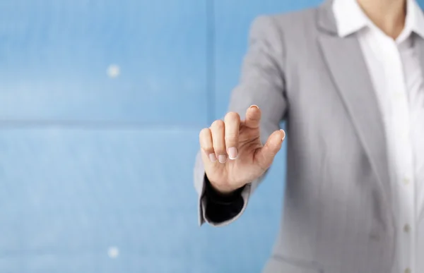 Mujer de negocios frente a la pantalla táctil visual. — Foto de Stock