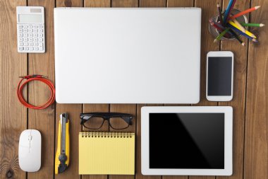 Çeşitli ofis malzeme ahşap artalan üzerinde