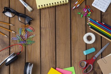 ahşap bir masa üzerinde çalışıyor