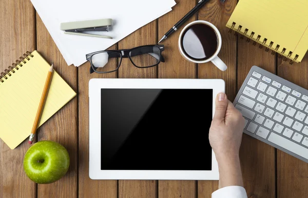 Mujer de negocios usando tableta PC en su mesa de oficina — Foto de Stock