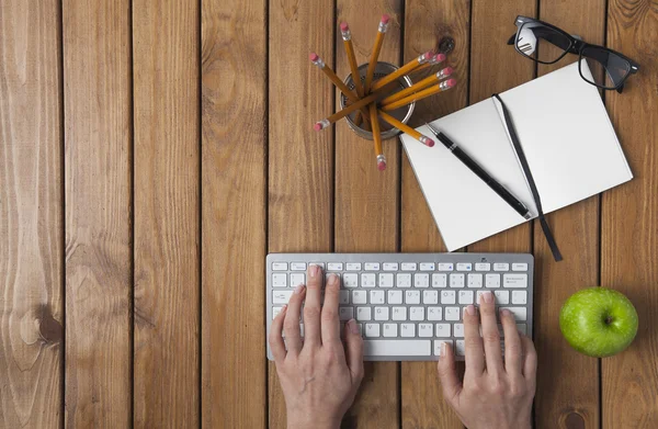 Empresária usando computador pc em sua mesa de escritório — Fotografia de Stock