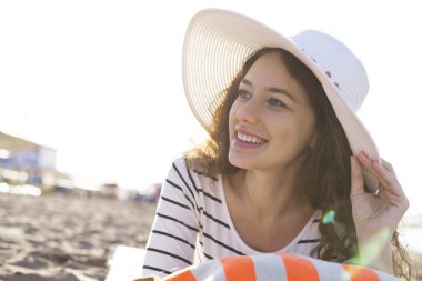 Kumsalda gülümseyen kadın 