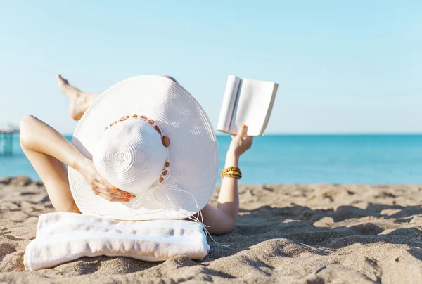 Ανάγνωση στην παραλία — Φωτογραφία Αρχείου