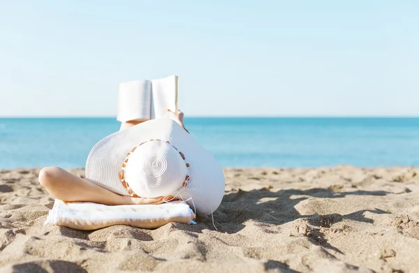 Lezing op strand — Stockfoto