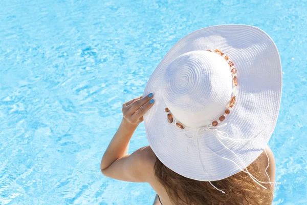 Yüzme Havuzu, rahatlatıcı şapkalı kadın — Stok fotoğraf