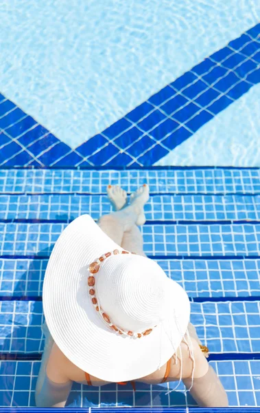 Mujer relajante en una piscina del complejo — Foto de Stock