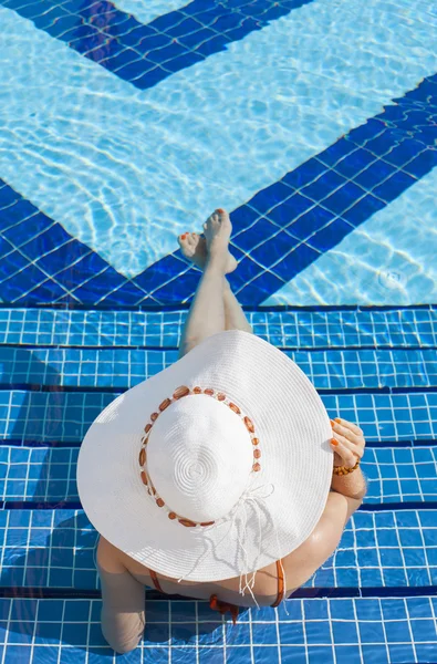 Resort yüzme havuzunda rahatlatıcı kadın — Stok fotoğraf