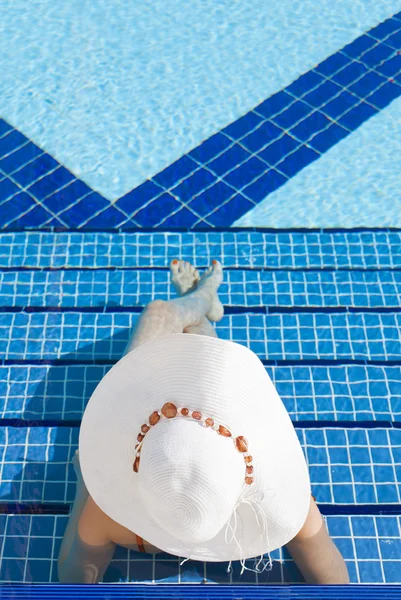 Mujer relajante en una piscina del complejo — Foto de Stock