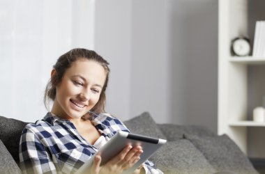 Kadın eBook tablet bilgisayarda okuma