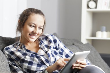 tablet kullanan genç kadın