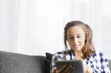 tablet kullanan genç kadın