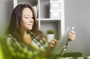 tablet kullanan genç kadın