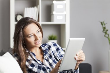 tablet kullanan genç kadın