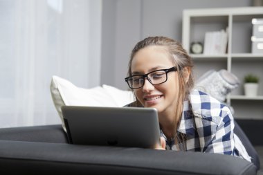 Dijital Tablet kanepe üzerinde kullanma
