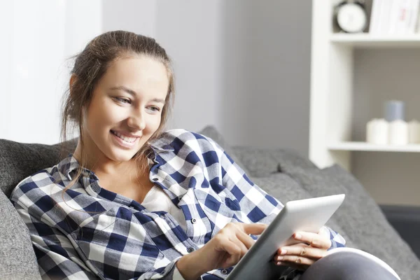 Mujer joven usando tableta pc —  Fotos de Stock